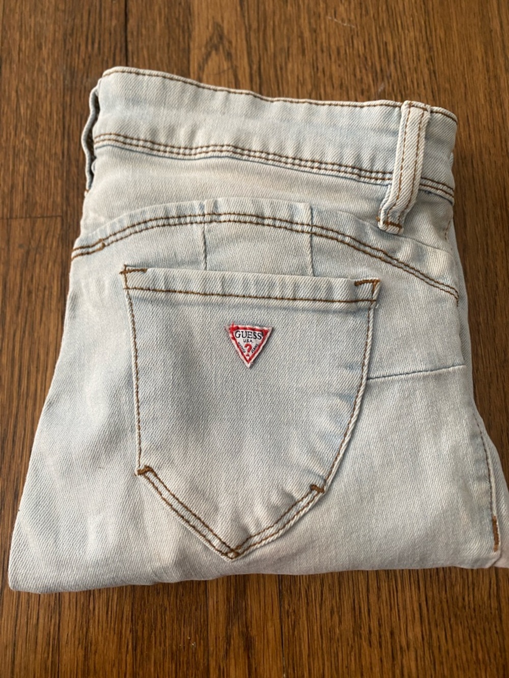 GUESS Light Wash Skinny Jeans with Red Logo Accent
